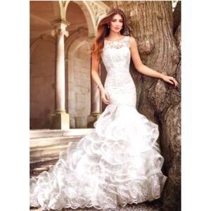 Elegant Ivory Lace Wedding Dress